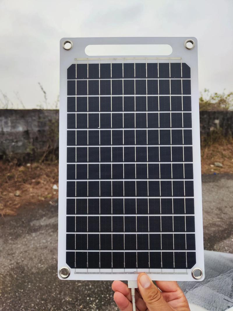 阴天下雨太阳能板14块100瓦白天能充几度电吗